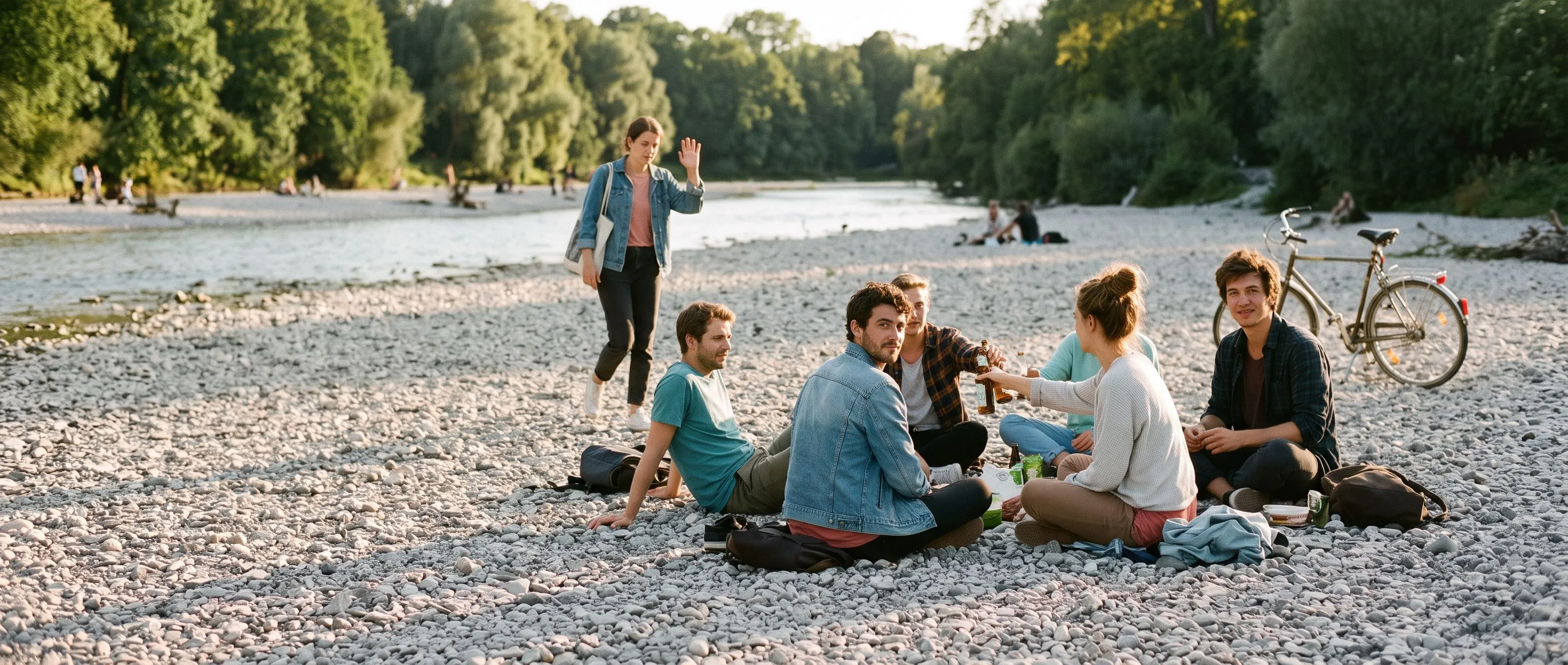 Junge Leute treffen sich am Abend an der Isar in München